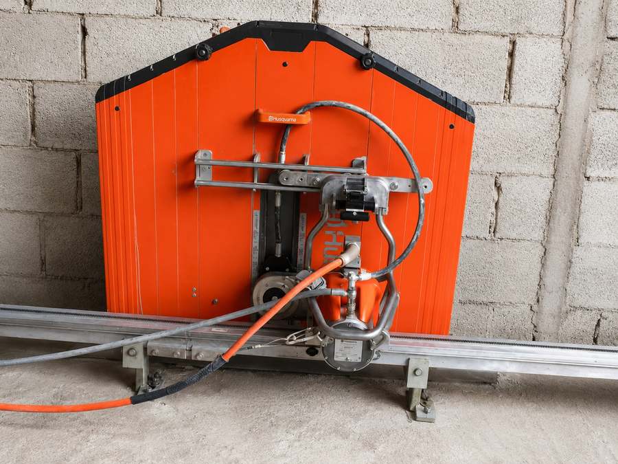 How Diamond Cutting Reduces Dust and Noise on Occupied Sites